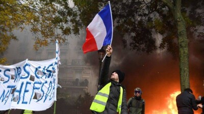 Протесты "жёлтых жилетов": фотограф получил тяжёлую травму из-за светошумовой гранаты