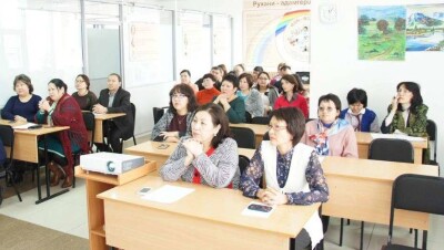 Казахстанских учителей обязали быстро выучить английский язык. Как они это делают? 