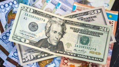 Доллар на бирже подешевел почти на 6 тенге