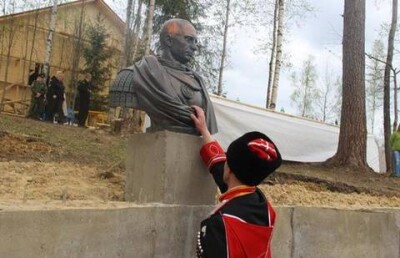 Российские казаки поставили Путину бюст в Санкт-Петербурге
