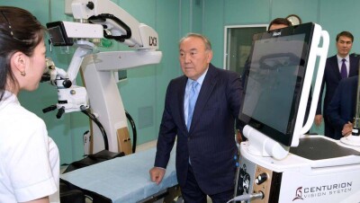 Назарбаев посетил построенный по ГЧП центр офтальмологии в Актобе