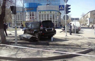 В Караганде внедорожник вылетел на тротуар и сбил прохожего