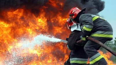 В Алматы горит бутик на барахолке