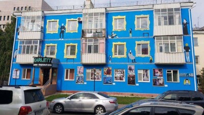 Из трёхэтажного дома в Астане создали произведение современного искусства