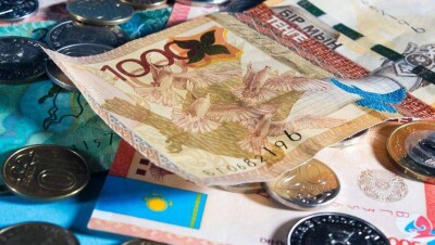 Минтруда изучает возможность выплачивать пособия по уходу за ребёнком в течение трёх лет
