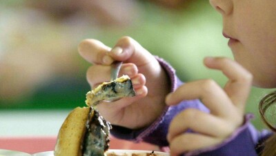Ученики попали в больницу после обеда в школьной столовой в Алматинской области