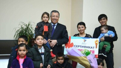 Еліміздегі ең жас көпбалалы анаға баспана берілді. Жаңалықтарға шолу