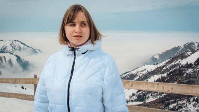 Незрячая девушка из Москвы открыла канал в YouTube со стихами на казахском языке