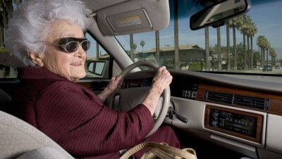 Пенсионерка, доверясь навигатору, припарковала авто на ступеньках здания