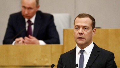 Медведев стал премьер-министром РФ, несмотря на несогласие двух фракций