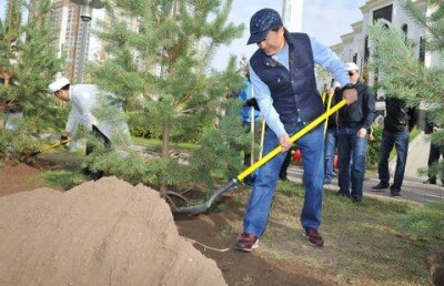 Аким Астаны взялся за лопату