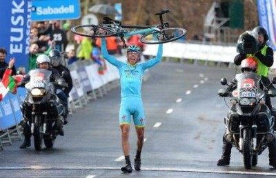 Гонщик команды "Astana" Диего Роса финишировал пешком с велосипедом в руках