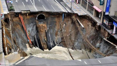 Японцы за неделю восстановили обрушившееся на глубину 15 метров дорожное полотно
