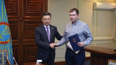 В Астане наградили Артёма Карева, который спас сорвавшегося с 10-го этажа мальчика 
