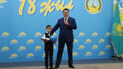 Мальчик по имени Нуротан получил подарок в честь дня рождения партии 