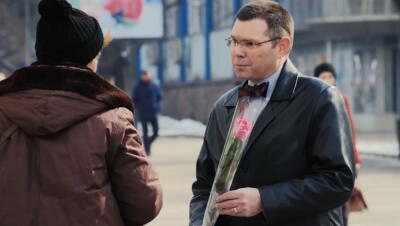 Консул США дарил цветы женщинам на алматинском Арбате