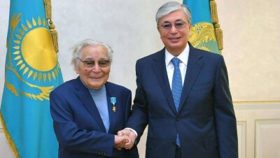 Касым-Жомарт Токаев вручил знак "Алтын жұлдыз" писателю Абдижамилу Нурпеисову