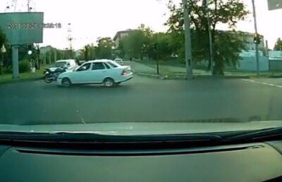 Мотоциклист перелетел через сбившую его машину в Алматы