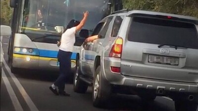 Троллейбус под управлением женщины выехал на "встречку" и создал пробку в Алматы 