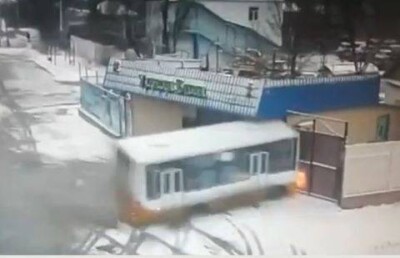 Лавирование автобуса на льду со счастливым концом сняли на видео в Таразе 