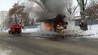 В Алматы сгорел магазин на автобусной остановке