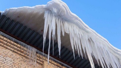 В Уральске ледяная глыба упала с крыши на женщину