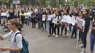 Четырёх человек задержали на митинге феминисток в Алматы, они хотели помешать акции