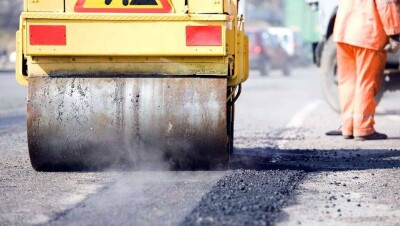 В Актау коммунальщики закатали под асфальт канализационный люк, который не могут найти несколько дней