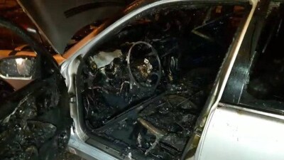 Mercedes сгорел на проспекте Райымбека в Алматы