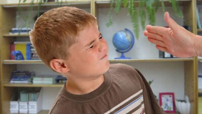 Логопеду, избившему мальчика с задержкой речи, сохранили лицензию на преподавание