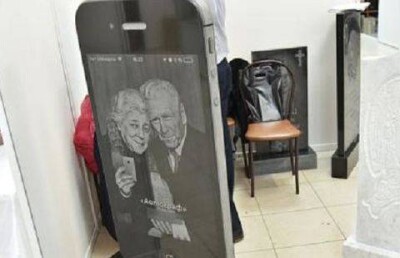 Бюро ритуальных услуг в Новосибирске изготавливает надгробия в виде iPhone
