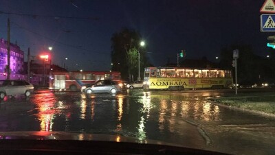 Из-за порыва на водопроводе в Усть-Каменогорске затопило дороги