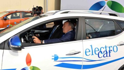 Нурсултан Назарбаев прокатился на костанайском электрокаре