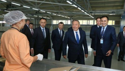 Назарбаев в Костанае подарил девушке-фотографу гормон радости
