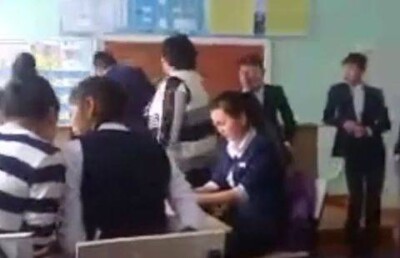 Новый случай рукоприкладства в школе Казахстана сняли на видео