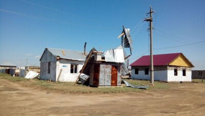 Ураганный ветер снёс крыши с домов в пригороде Павлодара