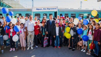 200 детей из Арыси приехали на отдых в Нур-Султан. Их встретил Алтай Кульгинов