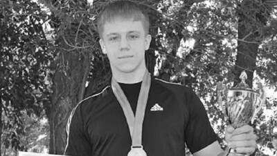 Напавшие на пауэрлифтера не могли одолеть чемпиона и пустили в ход нож