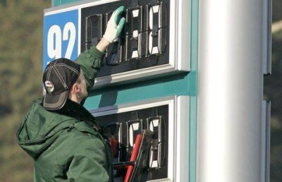 Сауат Мынбаев не исключает рост цен на бензин в Казахстане