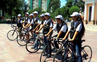 В Алматы парки теперь патрулируют юные помощники полицейских на велосипедах