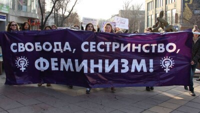 Женщина должна щи варить и детей рожать - мужчины о марше феминисток на Арбате