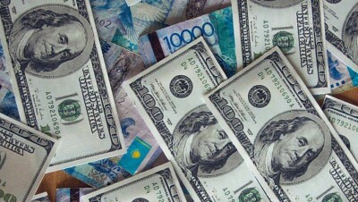 Новый антирекорд на бирже установил тенге по отношению к доллару