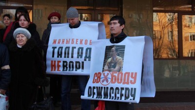 Режиссёра Талгада Жаныбекова обрили наголо и посадили в камеру к насильнику