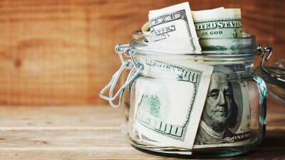 Курс доллара на выходные составил 405,46 тенге. Многие обменники приостановили продажу инвалюты