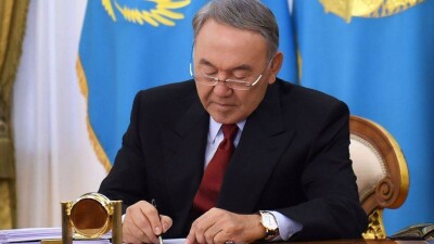 Нурсултан Назарбаев подписал закон о переносе сроков медстрахования