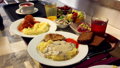 В школьных столовых Нур-Султана вводят безналичный расчёт. Банковские карточки на учеников делать не обязательно