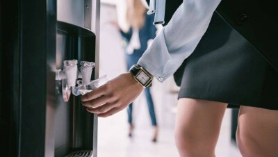 Алматинская школа подала в суд на Доса Ильяшева из-за бренда воды Samal, о котором он снял видео