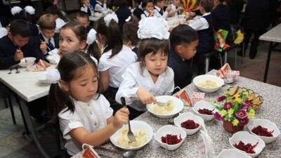В школьных столовых Актобе из-за нехватки средств перешли на малобюджетное меню