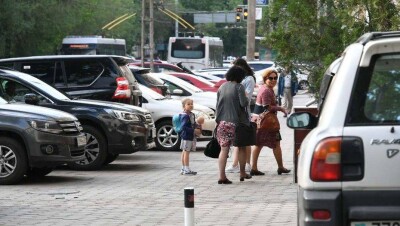 Восстановить тротуары для пешеходов на захваченных парковками улицах поручил Байбек