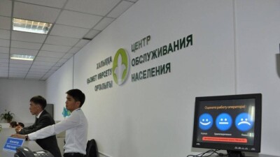 С территории СпецЦОНа Алматы охранники с применением силы выгнали девушку